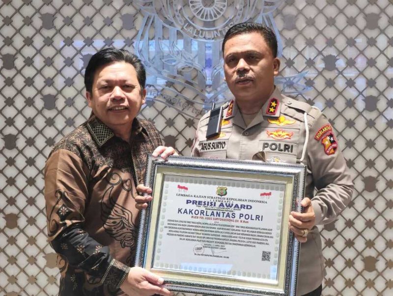 direktur-lemkapi-edi-hasibuan-seusai-memberikan-penghargaan-7ot3